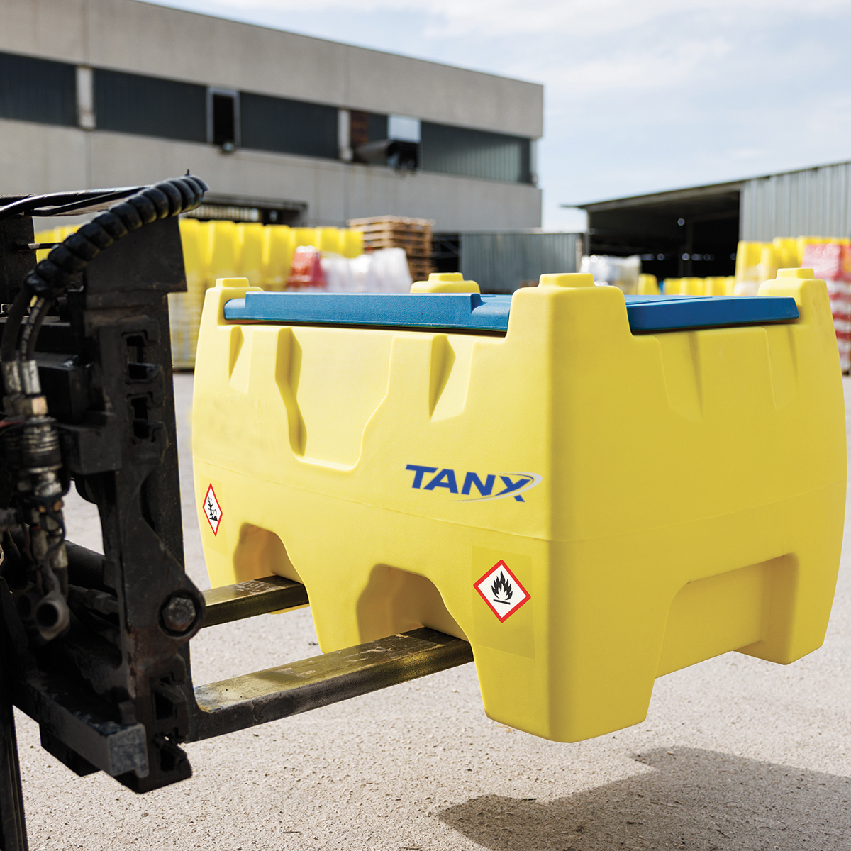 Serbatoio carburante speedy Tanx 440 in uso mentre rifornisce una ruspa - ItalTanx